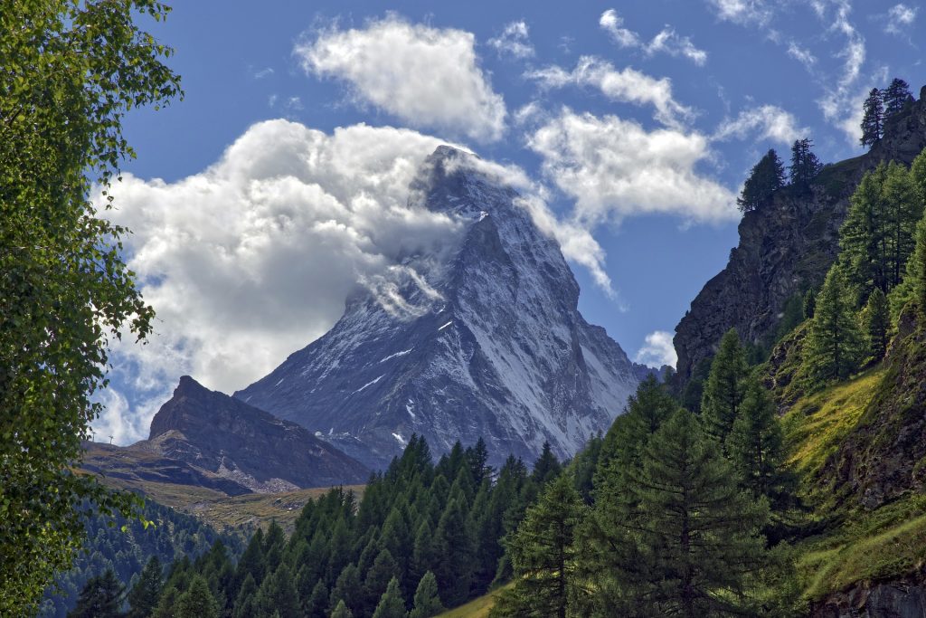 Wolkenverhangenes Matterhorn.