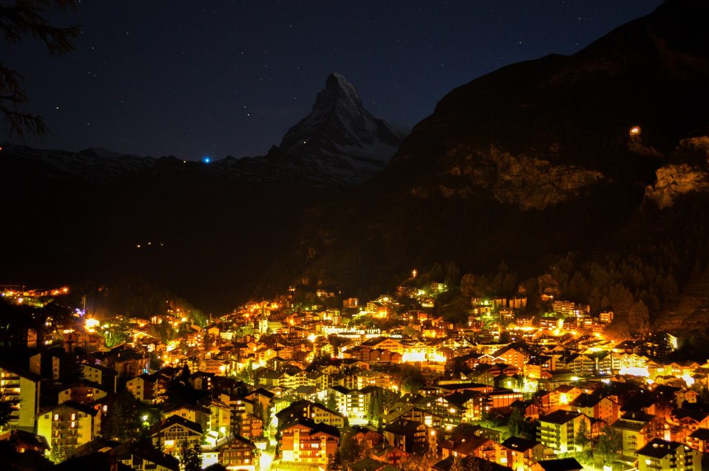Nächtliches Zermatt und Matterhorn